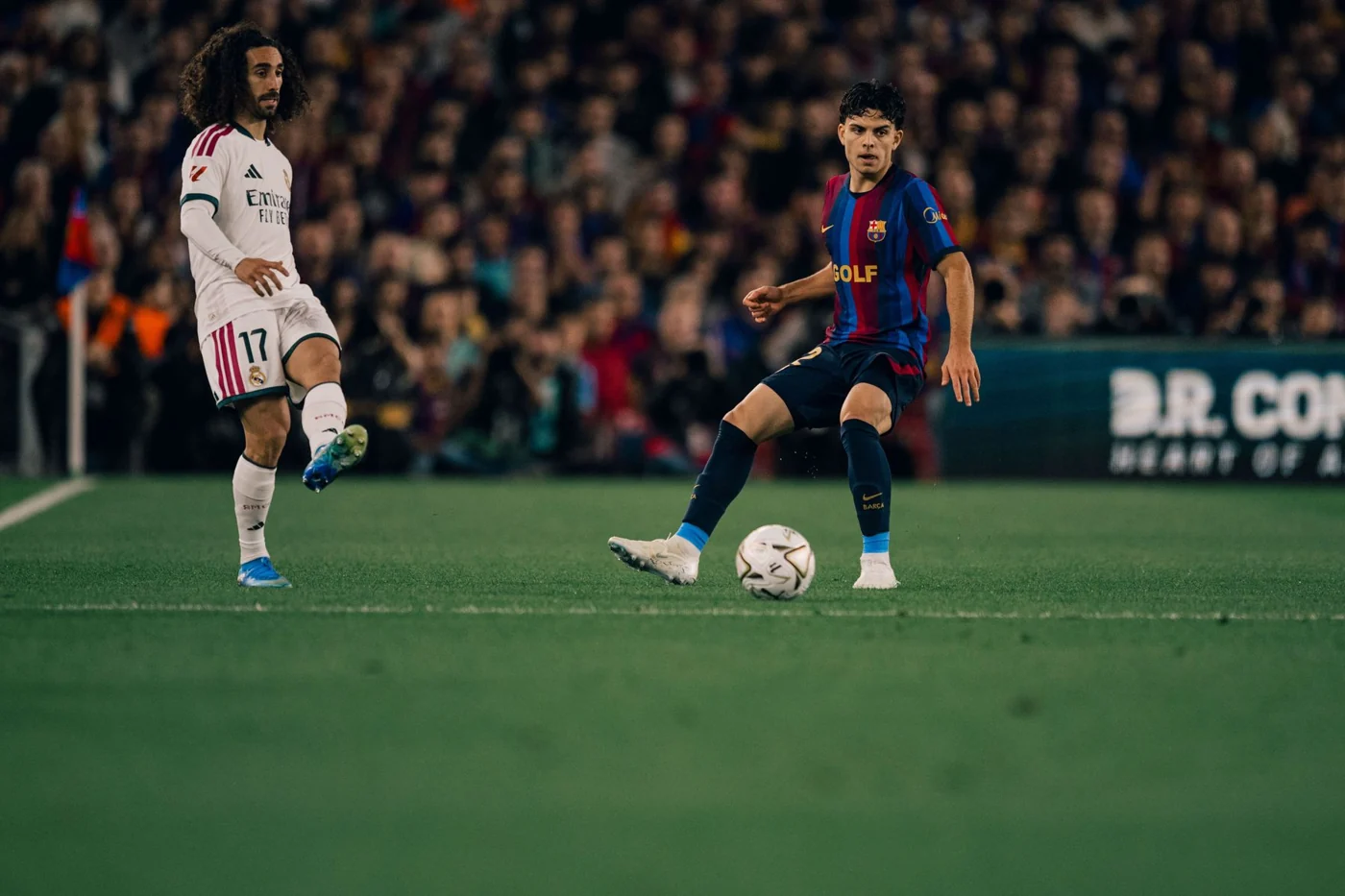 Barcelona moves possession through midfield against Real Madrid