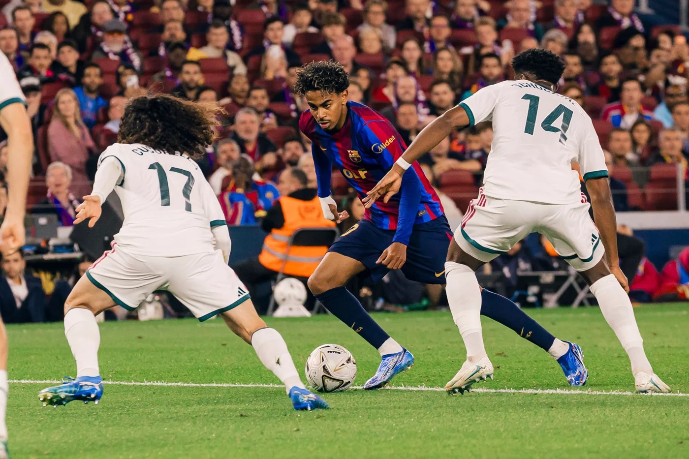 Lamine Yamal challenged by Marc Cucurella in the Clásico
