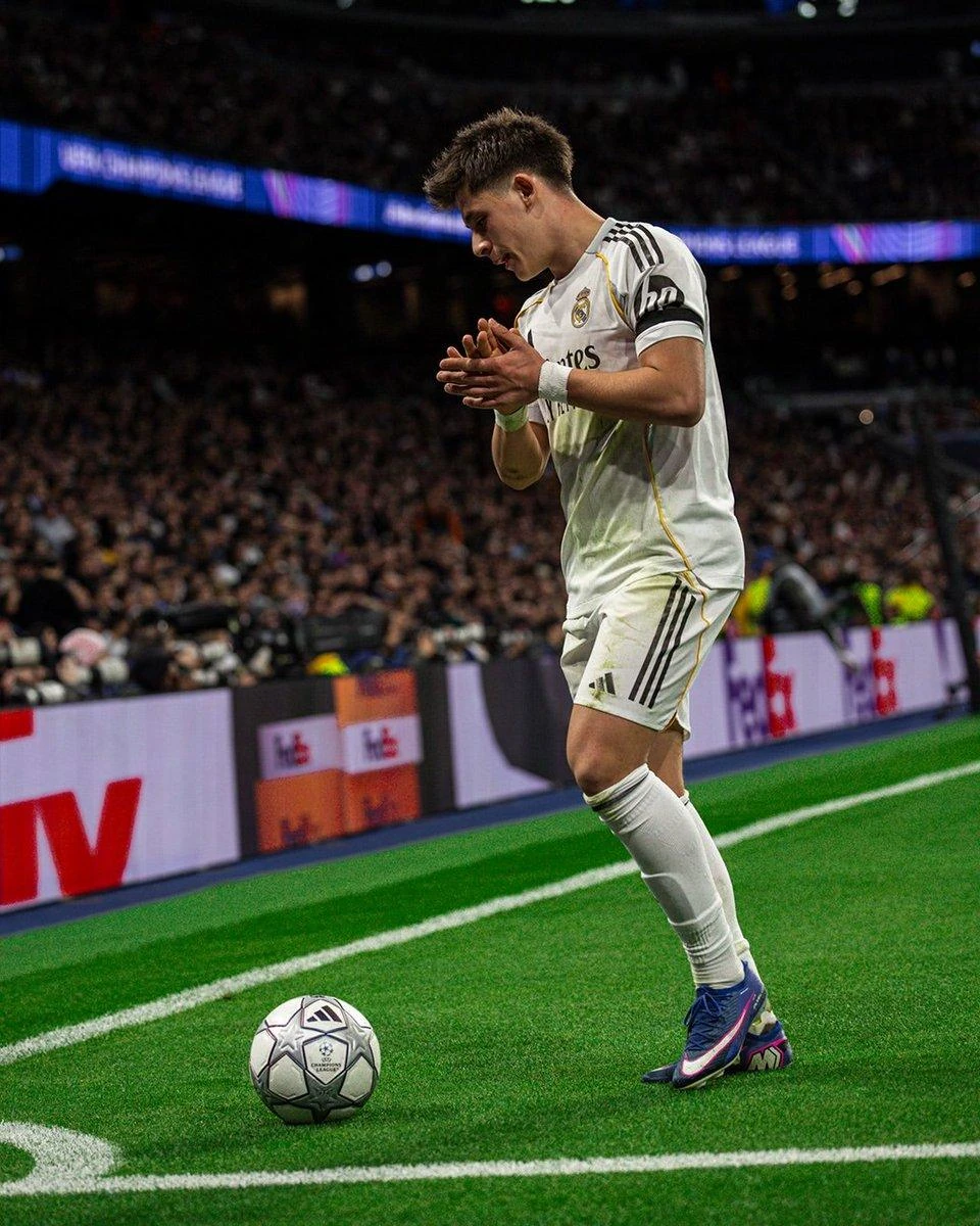 Arda Güler prepares to take a corner for Real Madrid
