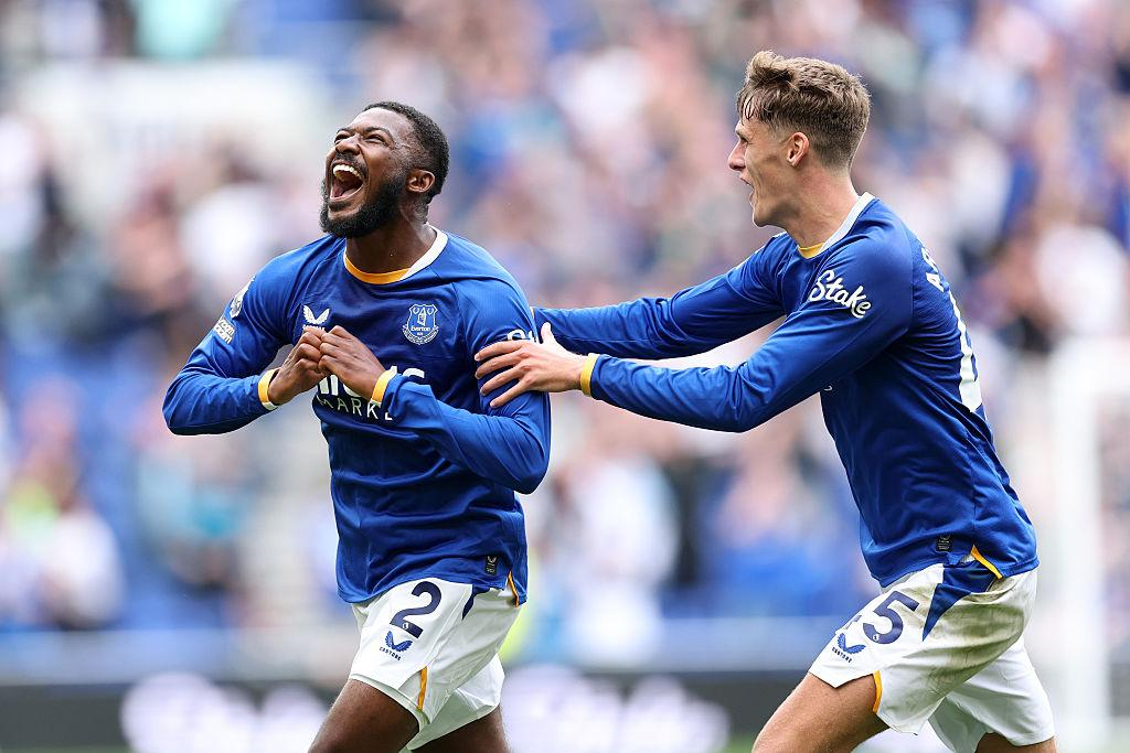 Everton players celebrate during the draw with Manchester United