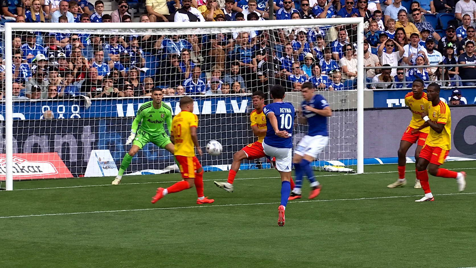 Gio Reyna shoots for Strasbourg against Lens