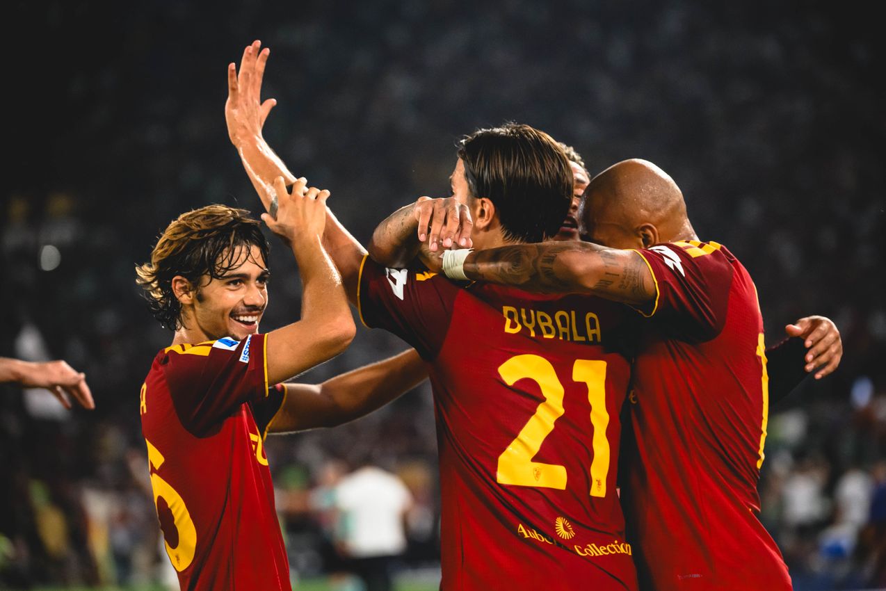 Donyell Malen celebrates for Roma after scoring against Fiorentina