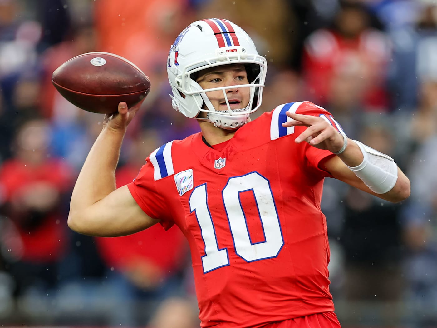 Drake Maye prepares to throw against the Raiders in Week 5