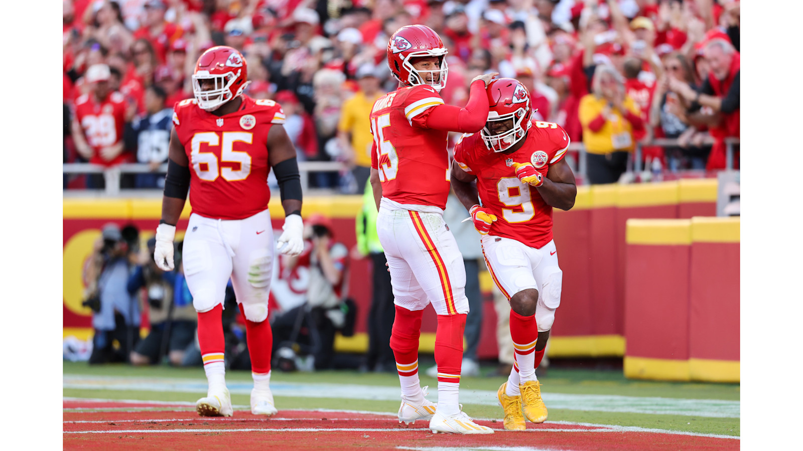 Patrick Mahomes and Kenneth Walker III celebrate during the Chiefs' Week 6 game against the Chargers