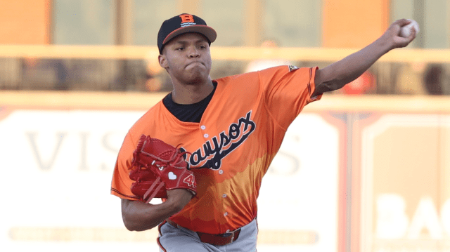 Luis De León pitches in the Orioles farm system