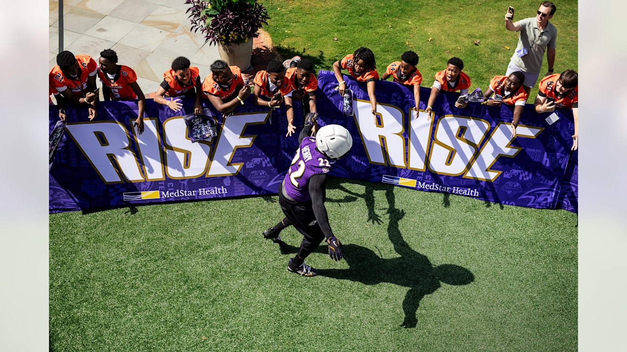 Derrick Henry greets young Ravens fans as he takes the field at training camp