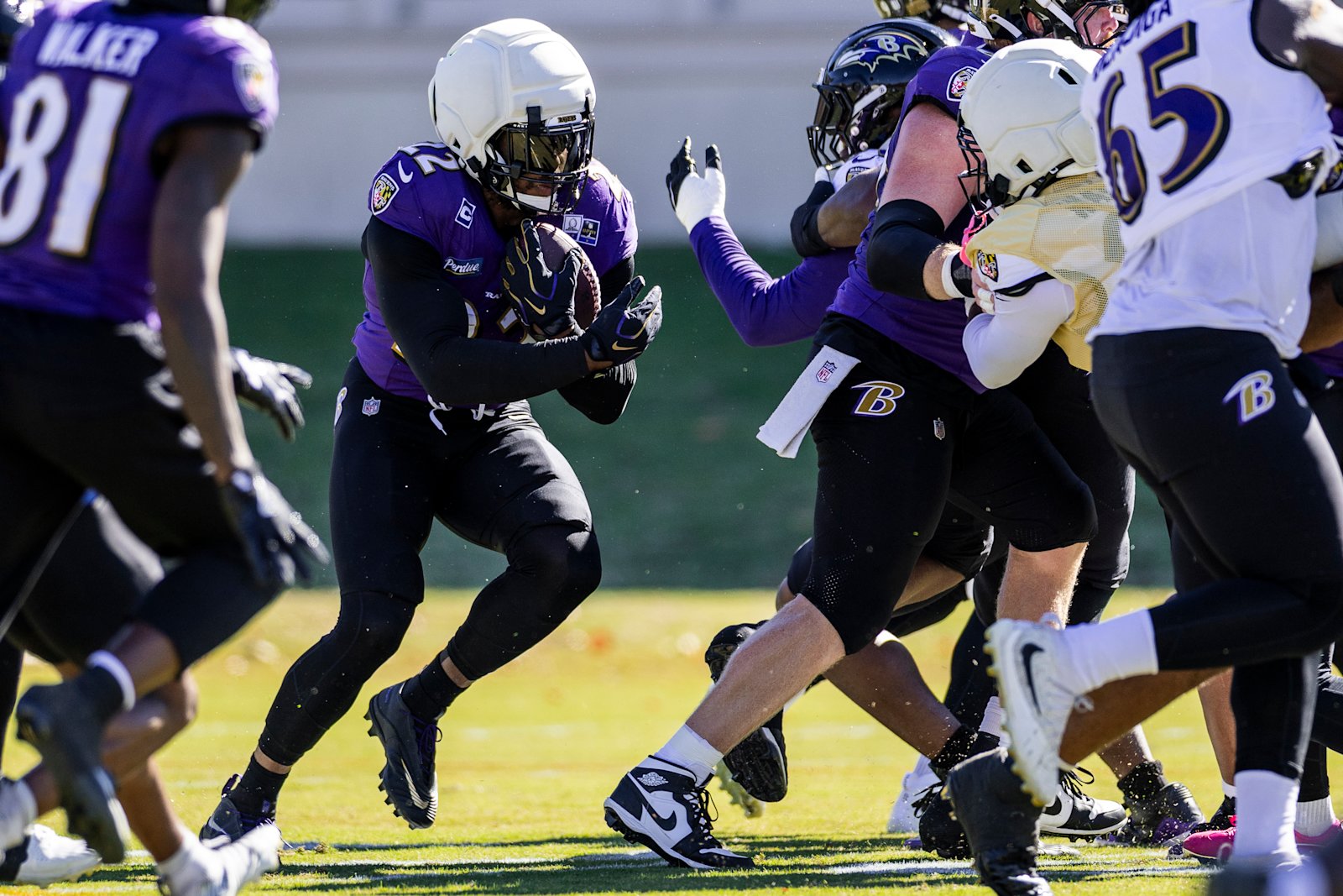 Derrick Henry carries the ball behind his blockers during Ravens practice ahead of the Bengals game on October 21, 2026