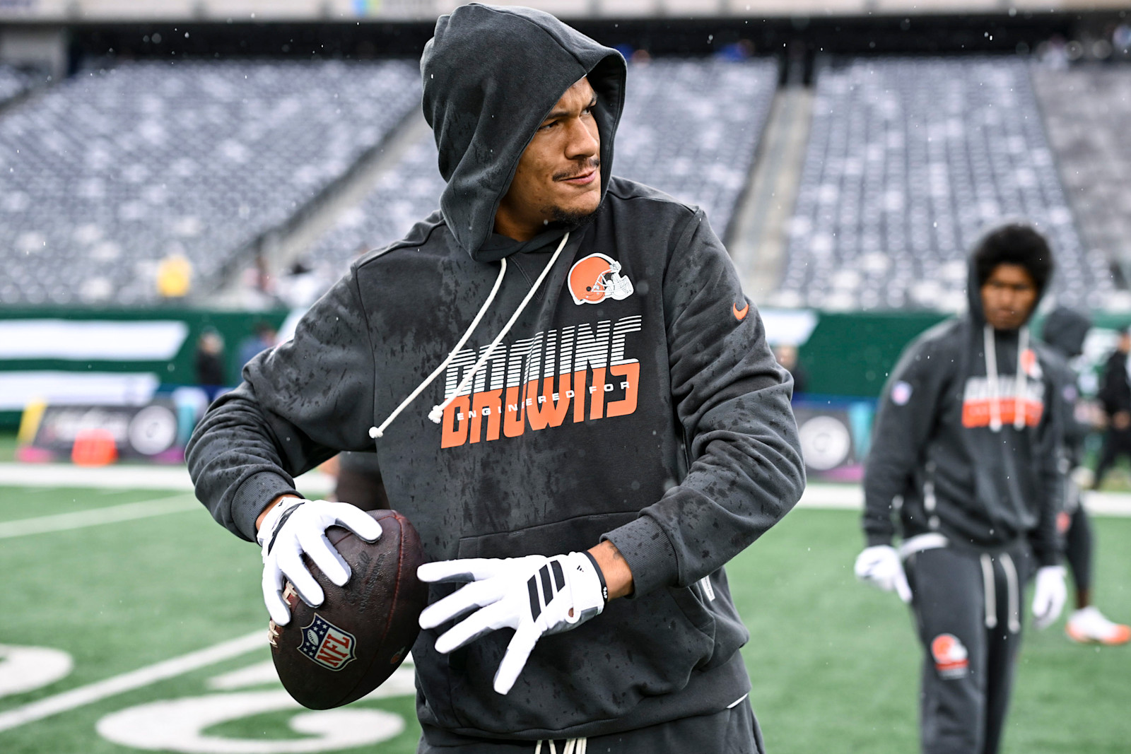 Denzel Boston warms up before Cleveland’s game at the Jets on October 11