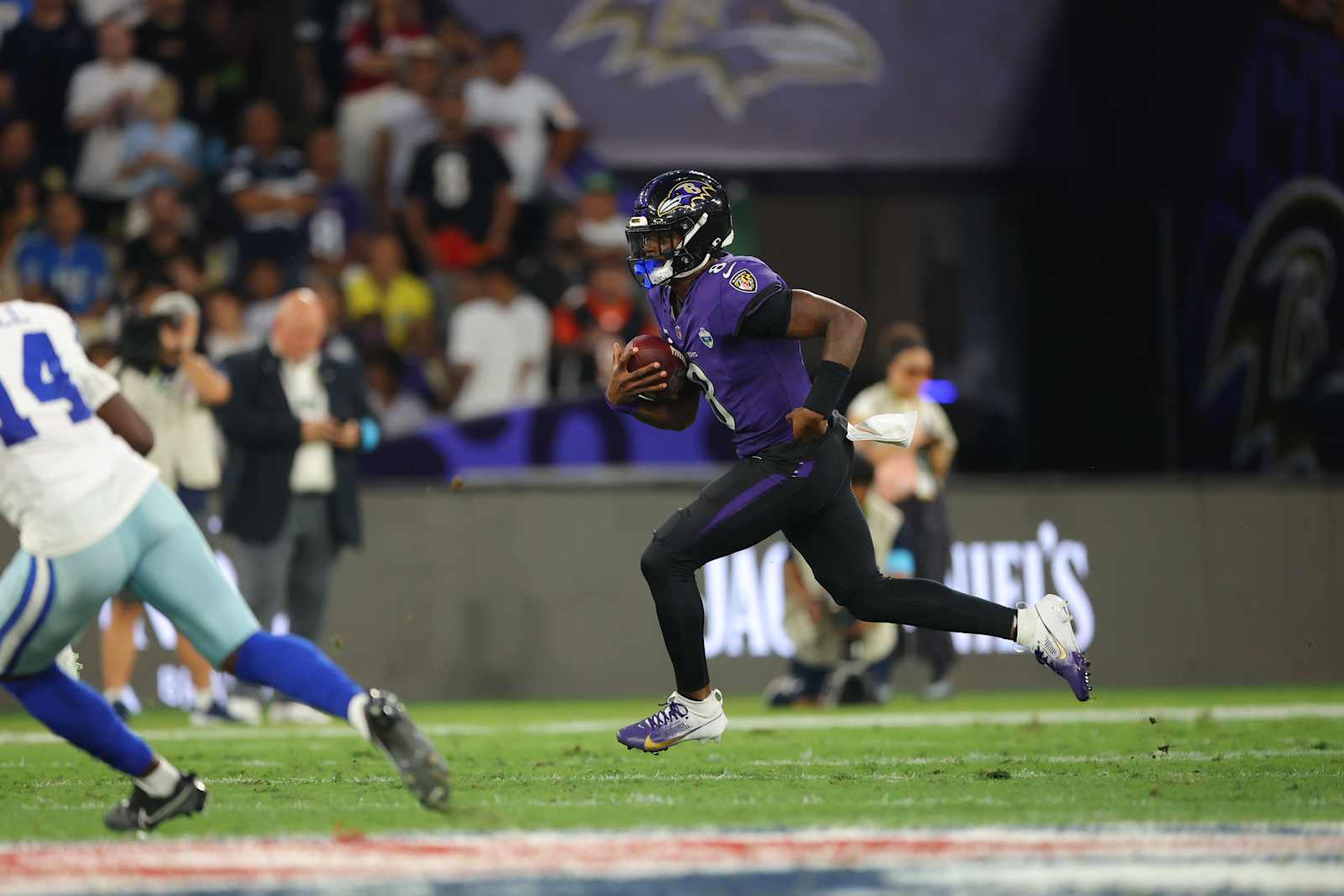 Lamar Jackson carries the ball during the Ravens’ Week 3 win over Dallas in Rio