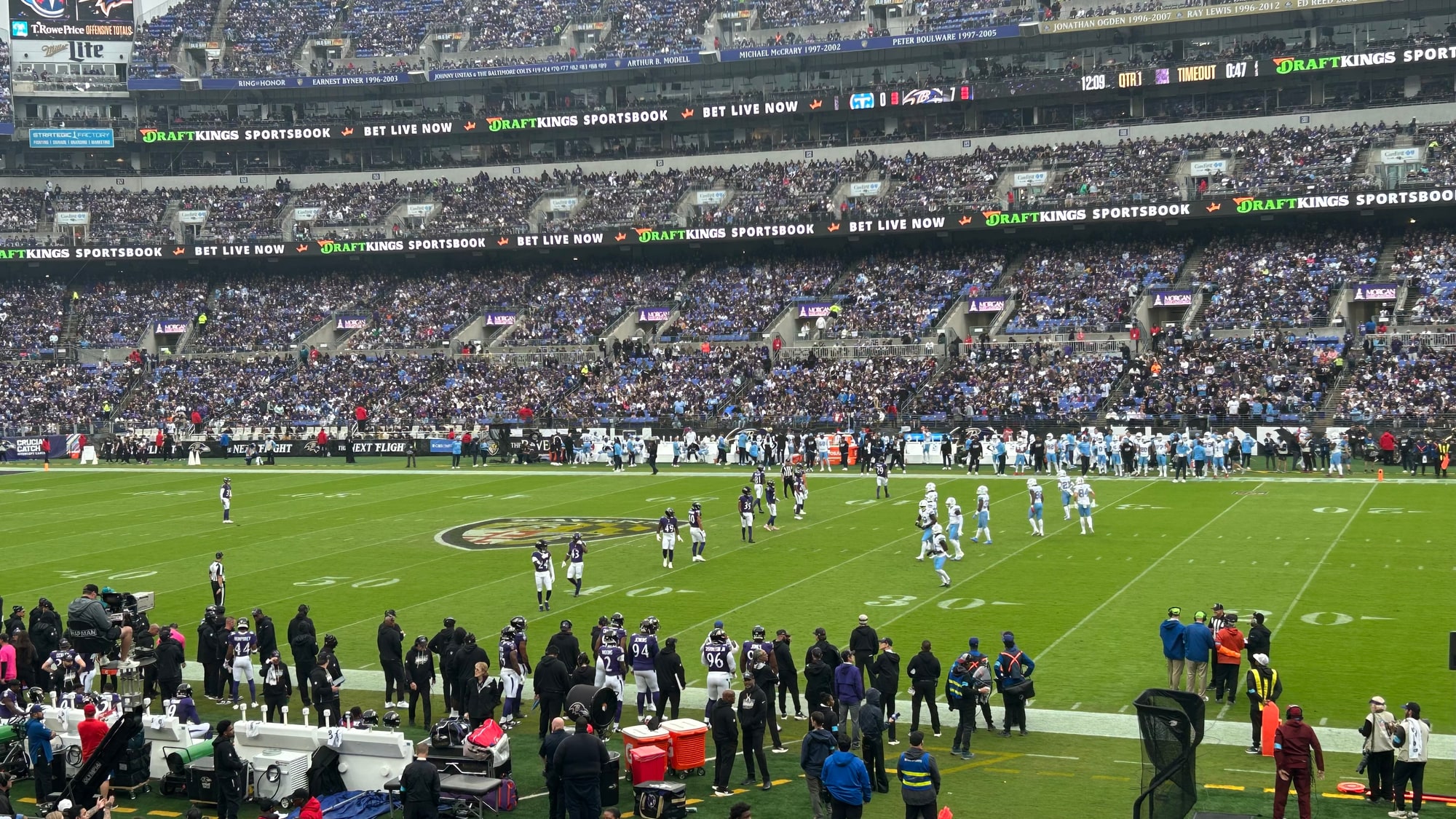 Ravens defenders prepare for a Titans snap in the first quarter at M&T Bank Stadium