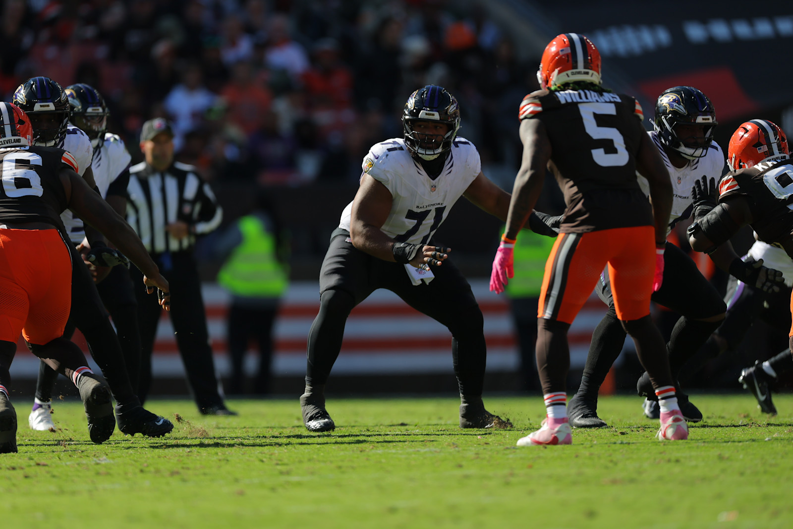 Vega Ioane blocks Cleveland’s defensive front in Week 6