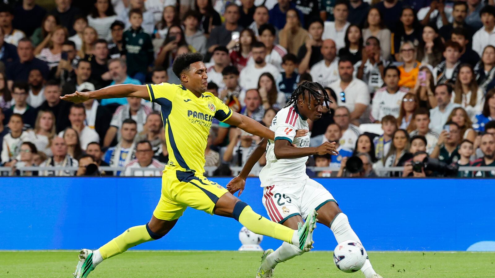 Alex Freeman challenges Yan Diomande during Villarreal’s match at Real Madrid on October 10, 2026